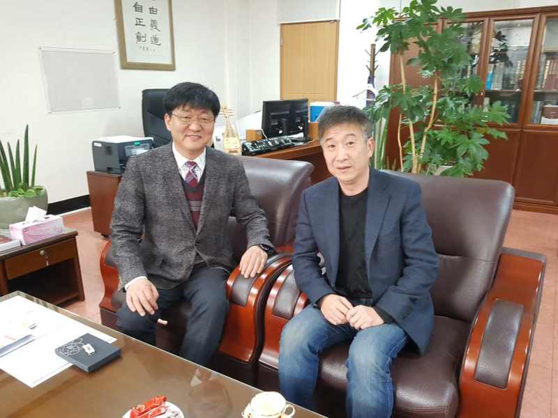 王颖院长（右）与崔柏烈院长（左）